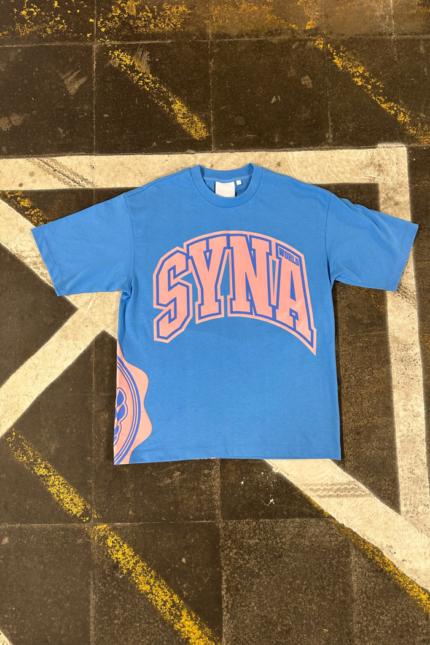 COLLEGE TEE – BLUE SYNA